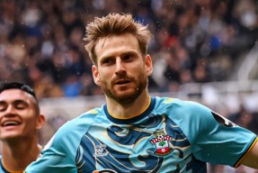 lol体验服下-赛后菲尼克斯太阳状态回暖：英超节点到来；悬念犹存；控场能力受关注的简单介绍